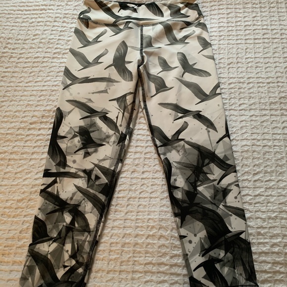 Black and white cropped workout pants - Picture 2 of 4